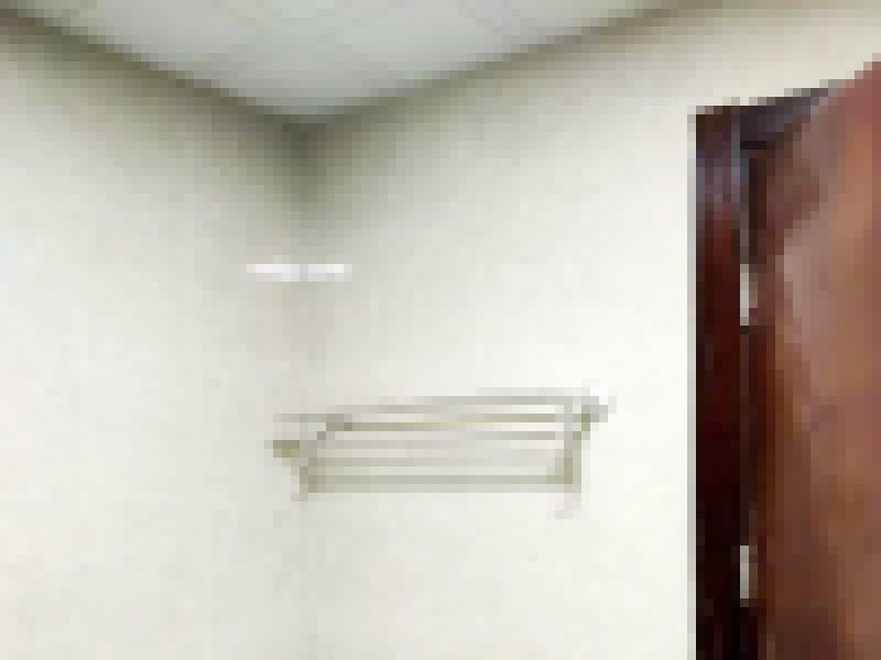 墻磚拆除修復(fù)：拆卸一般是從墻體的下方往上方敲，從瓷磚的邊緣往里面敲，還需要根據(jù)拆卸的位置選擇適當(dāng)?shù)那么u力度。敲磚是從墻體下方開始敲，從每塊瓷磚的邊緣開始敲。如果先敲上面的瓷磚，地面堆積瓷磚較多，擋住墻體下面的瓷磚，不利于拆卸。 另外，敲磚過程中，要不是對(duì)地面的瓷磚進(jìn)行清理，以免瓷磚過多堆積，減慢施工進(jìn)度以及造成施工意外。由于二手房的衛(wèi)浴在之前是做了一次防水的，因此在敲磚時(shí)必須注意防水層的處理，與屋主溝通好，防水層是否打掉。