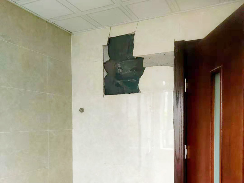 墻磚拆除修復(fù)：拆卸一般是從墻體的下方往上方敲，從瓷磚的邊緣往里面敲，還需要根據(jù)拆卸的位置選擇適當(dāng)?shù)那么u力度。敲磚是從墻體下方開始敲，從每塊瓷磚的邊緣開始敲。如果先敲上面的瓷磚，地面堆積瓷磚較多，擋住墻體下面的瓷磚，不利于拆卸。 另外，敲磚過程中，要不是對(duì)地面的瓷磚進(jìn)行清理，以免瓷磚過多堆積，減慢施工進(jìn)度以及造成施工意外。由于二手房的衛(wèi)浴在之前是做了一次防水的，因此在敲磚時(shí)必須注意防水層的處理，與屋主溝通好，防水層是否打掉。