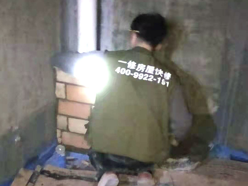 衛(wèi)生間包管貼磚：紅磚包管做法也較為常見，在家庭施工中也使用廣泛。它的施工較為簡(jiǎn)單，我們只需將管道用紅磚砌筑并將其包圍，然后在紅磚的表面用水泥砂漿將其磨平，最后再貼上墻面磚即可。用紅磚進(jìn)行包管可以有效的降低水管的使用噪音，同時(shí)它不容易出現(xiàn)變形、使用壽命長久。但紅磚包管也存在一些不足：紅磚占用的空間較大，在小衛(wèi)生間不是很適用。