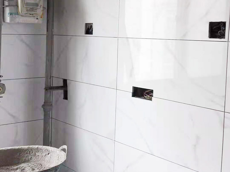 衛(wèi)生間包管貼磚：紅磚包管做法也較為常見，在家庭施工中也使用廣泛。它的施工較為簡(jiǎn)單，我們只需將管道用紅磚砌筑并將其包圍，然后在紅磚的表面用水泥砂漿將其磨平，最后再貼上墻面磚即可。用紅磚進(jìn)行包管可以有效的降低水管的使用噪音，同時(shí)它不容易出現(xiàn)變形、使用壽命長久。但紅磚包管也存在一些不足：紅磚占用的空間較大，在小衛(wèi)生間不是很適用。