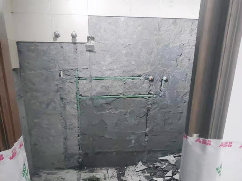 衛(wèi)生間墻埋線管找平：基層處理&rarr;找標(biāo)高、彈線&rarr;灑水濕潤(rùn)&rarr;抹灰餅和標(biāo)筋&rarr;攪拌砂漿&rarr;刷水泥漿結(jié)合層&rarr;鋪水泥砂漿面層&rarr;木抹子搓平&rarr;鐵抹子壓第一遍&rarr;第二遍壓光&rarr;第三遍壓光&rarr;養(yǎng)護(hù)。  將基層上的灰塵掃掉，用鋼絲刷和鏨子刷凈、剔掉灰漿皮和灰渣層，用10%的火堿水溶液刷掉基層上的油污，并用清水及時(shí)將堿液沖凈。 根據(jù)墻上的 1000mm水平線，往下量測(cè)出面層標(biāo)高，并彈在墻上。 根據(jù)房間內(nèi)四周墻上彈的面層標(biāo)高水平線，確定面層抹灰厚度(不應(yīng)小于20mm),然后拉水平線開始抹灰餅(5cm*5cm)，橫豎間距為1.5―2.0米，灰餅上平面即為地面面層標(biāo)高。如果房間比較大，還須抹標(biāo)筋。鋪抹灰餅和標(biāo)筋的砂材料配合比均與抹地面的砂漿相同。水泥砂漿地面找平施工流程及工藝攪拌砂漿，用攪拌機(jī)進(jìn)行攪拌，顏?lái)氁恢隆? width=