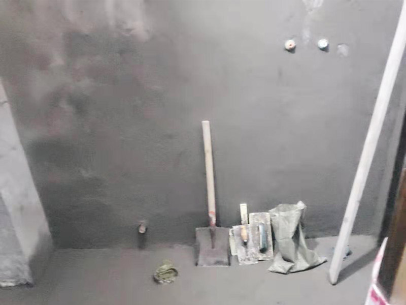 衛(wèi)生間墻埋線管找平：基層處理&rarr;找標(biāo)高、彈線&rarr;灑水濕潤(rùn)&rarr;抹灰餅和標(biāo)筋&rarr;攪拌砂漿&rarr;刷水泥漿結(jié)合層&rarr;鋪水泥砂漿面層&rarr;木抹子搓平&rarr;鐵抹子壓第一遍&rarr;第二遍壓光&rarr;第三遍壓光&rarr;養(yǎng)護(hù)。  將基層上的灰塵掃掉，用鋼絲刷和鏨子刷凈、剔掉灰漿皮和灰渣層，用10%的火堿水溶液刷掉基層上的油污，并用清水及時(shí)將堿液沖凈。 根據(jù)墻上的 1000mm水平線，往下量測(cè)出面層標(biāo)高，并彈在墻上。 根據(jù)房間內(nèi)四周墻上彈的面層標(biāo)高水平線，確定面層抹灰厚度(不應(yīng)小于20mm),然后拉水平線開始抹灰餅(5cm*5cm)，橫豎間距為1.5―2.0米，灰餅上平面即為地面面層標(biāo)高。如果房間比較大，還須抹標(biāo)筋。鋪抹灰餅和標(biāo)筋的砂材料配合比均與抹地面的砂漿相同。水泥砂漿地面找平施工流程及工藝攪拌砂漿，用攪拌機(jī)進(jìn)行攪拌，顏?lái)氁恢隆? width=