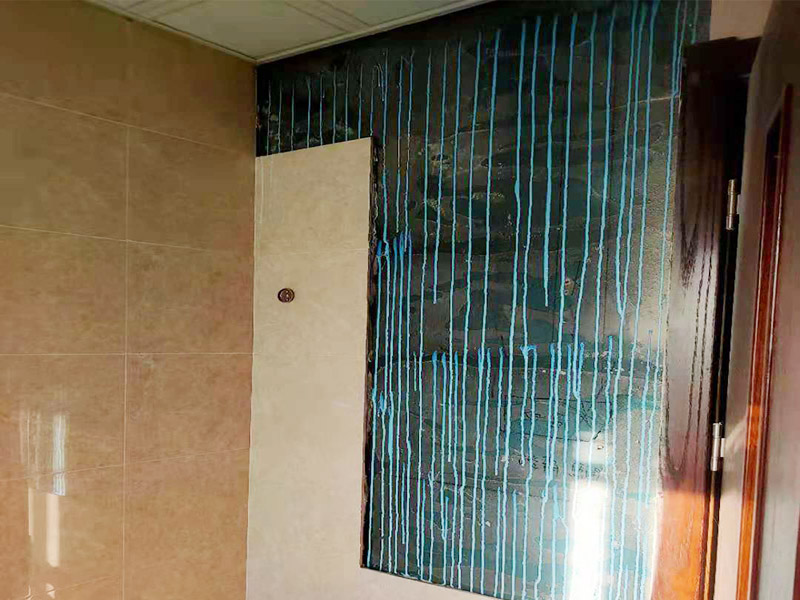 浴室墻磚脫落修補(bǔ)：首先，將破損墻磚取出，用切割機(jī)在離損壞的墻磚的四周5到6毫米處切槽，用切割刀將墻磚縫的水泥稍微刮下一些，再用切割刀吧墻磚表面的釉面劃開(kāi)一道口，以便把墻磚敲碎取出，用錘子把墻磚敲碎后取下來(lái)，如果水泥粘得太牢，可以用錘子和鏨子把破損的墻磚剔下。 然后，將磚上的砂漿全部刮干凈，然后在107膠中加入適量的水泥，并攪拌成糊狀。然后在瓷磚的背面涂上薄薄的一層，再將瓷磚粘到之前粘貼的墻面，一會(huì)功夫就可粘牢。給瓷磚填縫，按照比例調(diào)勻瓷磚填縫劑，用海綿抹刀將填縫劑抹到墻磚之間的縫隙中;填縫劑半干后，將海綿沾水，把多余的填縫劑擦掉，干燥后完成。