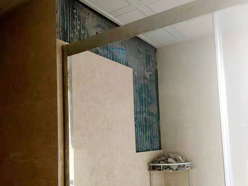 浴室墻磚脫落修補(bǔ)：首先，將破損墻磚取出，用切割機(jī)在離損壞的墻磚的四周5到6毫米處切槽，用切割刀將墻磚縫的水泥稍微刮下一些，再用切割刀吧墻磚表面的釉面劃開(kāi)一道口，以便把墻磚敲碎取出，用錘子把墻磚敲碎后取下來(lái)，如果水泥粘得太牢，可以用錘子和鏨子把破損的墻磚剔下。 然后，將磚上的砂漿全部刮干凈，然后在107膠中加入適量的水泥，并攪拌成糊狀。然后在瓷磚的背面涂上薄薄的一層，再將瓷磚粘到之前粘貼的墻面，一會(huì)功夫就可粘牢。給瓷磚填縫，按照比例調(diào)勻瓷磚填縫劑，用海綿抹刀將填縫劑抹到墻磚之間的縫隙中;填縫劑半干后，將海綿沾水，把多余的填縫劑擦掉，干燥后完成。