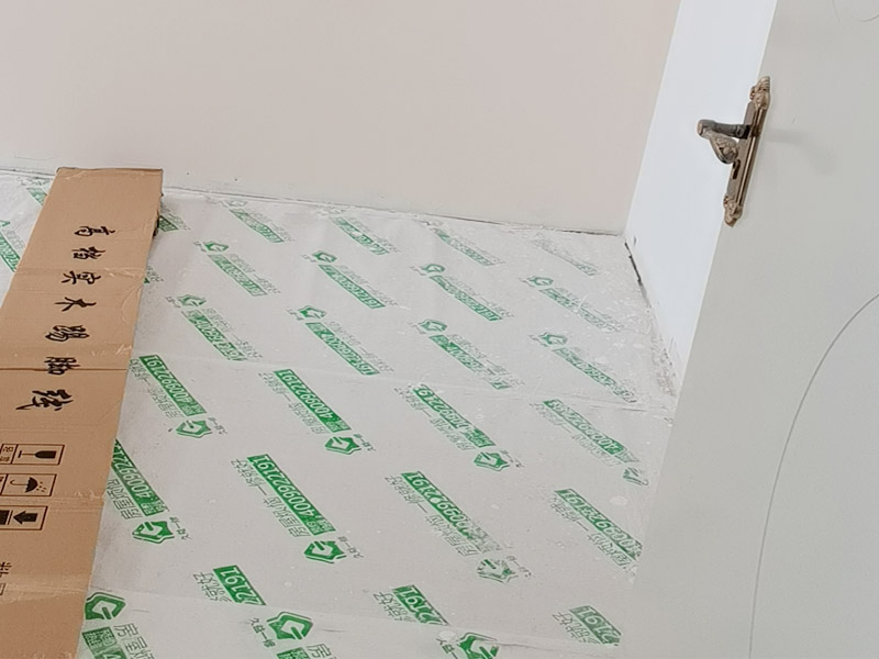 客廳背景墻安裝裝修：墻面要平整,可以是水泥墻,石膏板墻,膩子墻,油漆墻,木工板墻等,甚至平整的瓷磚或者玻璃上都可以貼;  粘帖時,其它裝修工序已基本結(jié)束,所有場地應(yīng)打掃干凈,無塵。首次安裝拼鏡的客戶,可以先根據(jù)圖紙,在地上拼一次,拼的完整了之后再開始上墻貼;將墻紙膠液用毛刷涂刷在裁好的墻紙背面，特別注意四周邊緣要涂滿膠液，以確保施工品質(zhì)。涂好的墻紙，涂膠面對折放置5分鐘，使膠液完全透入紙底后即可張貼。每次涂刷數(shù)張墻紙，并依順序張貼。