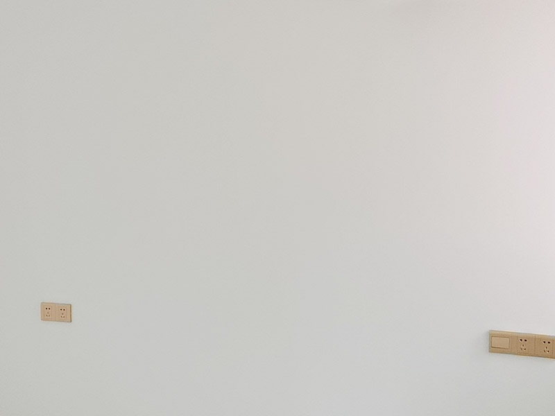 客廳背景墻安裝裝修：墻面要平整,可以是水泥墻,石膏板墻,膩子墻,油漆墻,木工板墻等,甚至平整的瓷磚或者玻璃上都可以貼;  粘帖時,其它裝修工序已基本結(jié)束,所有場地應(yīng)打掃干凈,無塵。首次安裝拼鏡的客戶,可以先根據(jù)圖紙,在地上拼一次,拼的完整了之后再開始上墻貼;將墻紙膠液用毛刷涂刷在裁好的墻紙背面，特別注意四周邊緣要涂滿膠液，以確保施工品質(zhì)。涂好的墻紙，涂膠面對折放置5分鐘，使膠液完全透入紙底后即可張貼。每次涂刷數(shù)張墻紙，并依順序張貼。