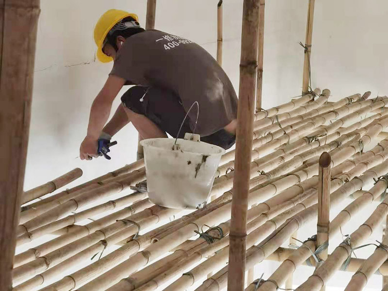 工地墻面搭建施工：腳手架地基與基礎(chǔ)施工，必須根據(jù)腳手架的搭設(shè)高度、搭設(shè)場(chǎng)地的土質(zhì)情況進(jìn)行處理。 腳手架底座標(biāo)高宜高于自然地坪50mm腳手架基礎(chǔ)必須平整，回填土必須夯實(shí)。 立桿（豎管）每根立桿底部應(yīng)設(shè)置底座或墊板。 在刮膩?zhàn)又埃扔贸咦訖z測(cè)一下墻面的平整度。在施工時(shí)，對(duì)不平整的地方進(jìn)行多次涂刮，修補(bǔ)好不平整的區(qū)域。一般膩?zhàn)庸蝺杀榧纯?，每次膩?zhàn)庸瓮旰笠M(jìn)行打磨，可以讓墻面更加光滑。膩?zhàn)痈赏负?，再?duì)墻面進(jìn)行油漆涂刷。底漆要先刷，施工力度要均勻，這樣漆膜厚度也相對(duì)一致，然后開始面漆施工。一定要讓漆面自然干透。