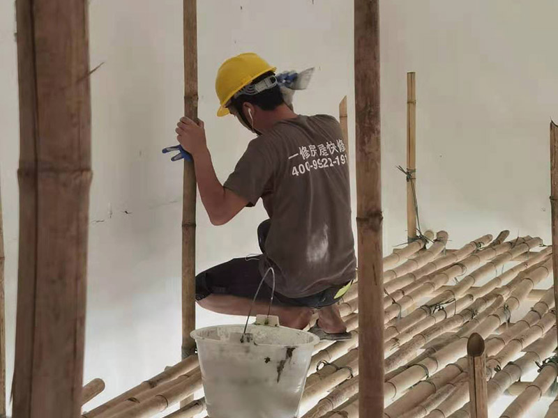 工地墻面搭建施工：腳手架地基與基礎(chǔ)施工，必須根據(jù)腳手架的搭設(shè)高度、搭設(shè)場(chǎng)地的土質(zhì)情況進(jìn)行處理。 腳手架底座標(biāo)高宜高于自然地坪50mm腳手架基礎(chǔ)必須平整，回填土必須夯實(shí)。 立桿（豎管）每根立桿底部應(yīng)設(shè)置底座或墊板。 在刮膩?zhàn)又埃扔贸咦訖z測(cè)一下墻面的平整度。在施工時(shí)，對(duì)不平整的地方進(jìn)行多次涂刮，修補(bǔ)好不平整的區(qū)域。一般膩?zhàn)庸蝺杀榧纯?，每次膩?zhàn)庸瓮旰笠M(jìn)行打磨，可以讓墻面更加光滑。膩?zhàn)痈赏负?，再?duì)墻面進(jìn)行油漆涂刷。底漆要先刷，施工力度要均勻，這樣漆膜厚度也相對(duì)一致，然后開始面漆施工。一定要讓漆面自然干透。