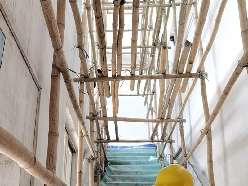 工地墻面搭建施工：腳手架地基與基礎(chǔ)施工，必須根據(jù)腳手架的搭設(shè)高度、搭設(shè)場(chǎng)地的土質(zhì)情況進(jìn)行處理。 腳手架底座標(biāo)高宜高于自然地坪50mm腳手架基礎(chǔ)必須平整，回填土必須夯實(shí)。 立桿（豎管）每根立桿底部應(yīng)設(shè)置底座或墊板。 在刮膩?zhàn)又?，先用尺子檢測(cè)一下墻面的平整度。在施工時(shí)，對(duì)不平整的地方進(jìn)行多次涂刮，修補(bǔ)好不平整的區(qū)域。一般膩?zhàn)庸蝺杀榧纯?，每次膩?zhàn)庸瓮旰笠M(jìn)行打磨，可以讓墻面更加光滑。膩?zhàn)痈赏负?，再?duì)墻面進(jìn)行油漆涂刷。底漆要先刷，施工力度要均勻，這樣漆膜厚度也相對(duì)一致，然后開始面漆施工。一定要讓漆面自然干透。