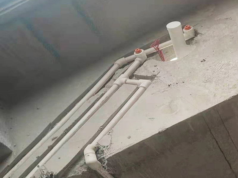 衛(wèi)生間改造施工：衛(wèi)生間改造中水電的改造尤為重要且需要最早開始著手，由于會涉及到浴霸采暖、燈光的線路走向、水管的入墻等問題，所以在改造之前需制定一個詳細(xì)的水電走向設(shè)計(jì)，從而提高安全質(zhì)量以及滿足裝修業(yè)主們生活的需要。 其次就是需要對其做相應(yīng)的防水處理。因?yàn)樵谌粘５募彝ブ校l(wèi)生間的水是處處可見的，非常潮濕。衛(wèi)生間內(nèi)的防水涂料是由地面延伸到墻面的，涂刷過程中精良的保證厚度均勻。還需要處理好地面和墻面交界處的各類管件的涂刷。待防水處理完全確定后，等待地面干透就可以做后續(xù)的工程了。這里要著重提醒，衛(wèi)生間下水口位置的防水要特別處理好，保證今后的檢查與維修。