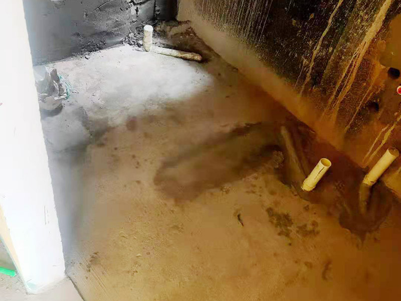 衛(wèi)生間改造施工：衛(wèi)生間改造中水電的改造尤為重要且需要最早開始著手，由于會涉及到浴霸采暖、燈光的線路走向、水管的入墻等問題，所以在改造之前需制定一個詳細(xì)的水電走向設(shè)計(jì)，從而提高安全質(zhì)量以及滿足裝修業(yè)主們生活的需要。 其次就是需要對其做相應(yīng)的防水處理。因?yàn)樵谌粘５募彝ブ?，衛(wèi)生間的水是處處可見的，非常潮濕。衛(wèi)生間內(nèi)的防水涂料是由地面延伸到墻面的，涂刷過程中精良的保證厚度均勻。還需要處理好地面和墻面交界處的各類管件的涂刷。待防水處理完全確定后，等待地面干透就可以做后續(xù)的工程了。這里要著重提醒，衛(wèi)生間下水口位置的防水要特別處理好，保證今后的檢查與維修。