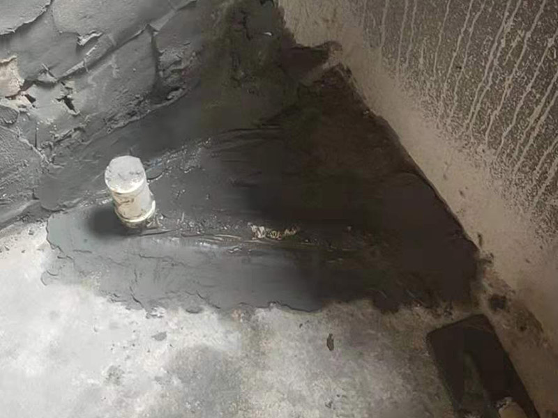 衛(wèi)生間改造施工：衛(wèi)生間改造中水電的改造尤為重要且需要最早開始著手，由于會涉及到浴霸采暖、燈光的線路走向、水管的入墻等問題，所以在改造之前需制定一個詳細(xì)的水電走向設(shè)計(jì)，從而提高安全質(zhì)量以及滿足裝修業(yè)主們生活的需要。 其次就是需要對其做相應(yīng)的防水處理。因?yàn)樵谌粘５募彝ブ?，衛(wèi)生間的水是處處可見的，非常潮濕。衛(wèi)生間內(nèi)的防水涂料是由地面延伸到墻面的，涂刷過程中精良的保證厚度均勻。還需要處理好地面和墻面交界處的各類管件的涂刷。待防水處理完全確定后，等待地面干透就可以做后續(xù)的工程了。這里要著重提醒，衛(wèi)生間下水口位置的防水要特別處理好，保證今后的檢查與維修。