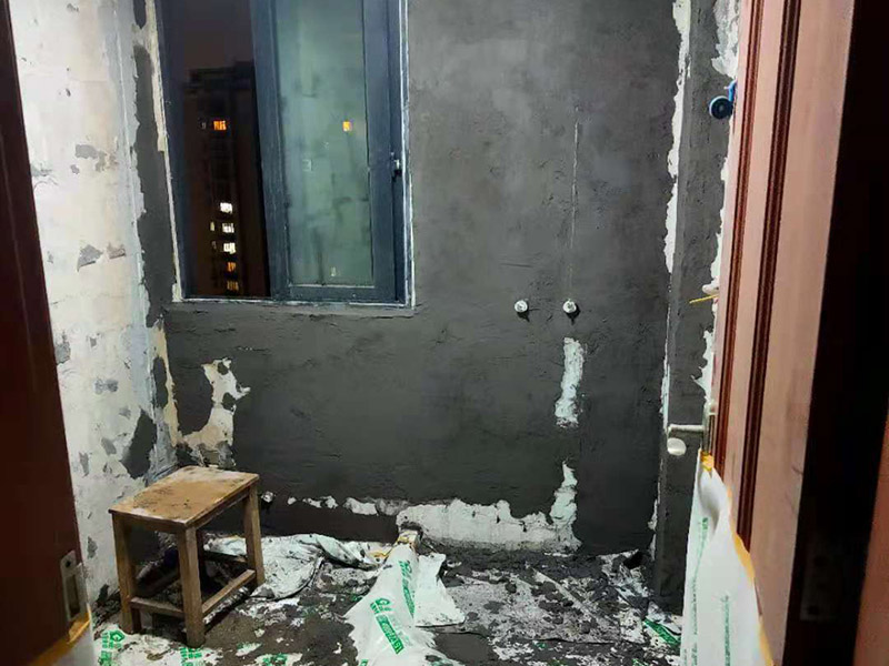 廁所墻面刷防水:廚衛(wèi)空間管道較多，由于上下水流的通過，管道長期震動容易出現(xiàn)裂紋造成滲漏，且建筑沉降時易造成管口松動而導(dǎo)致漏水。 陰陽角要做圓弧形處理，即將L型部位處理成C型，避免涂刷防水材料的時候造成陰角堆積、陽角漏涂等情況. 找平層的施工要注意，在防水層完工至少24h后再進(jìn)行。且找平層的施工不能破壞防水層，特別是防水層為柔韌性防水材料是。避免尖銳碎片在找平層中導(dǎo)致防水層刺穿漏水. 瓷磚膠層不同于普通河沙水泥：普通河沙水泥采用背貼法。形成的是非連續(xù)、有空鼓的粘結(jié)層。而瓷磚膠采用齒型刮板刮成連續(xù)的瓷磚膠粘結(jié)層，且瓷磚膠具有一定柔韌性能抵抗震動和收縮。添加劑中的乳膠粉在粘結(jié)面能形成連續(xù)的聚合物層，不僅提高了粘結(jié)性能，而且具有一定的防水性能。