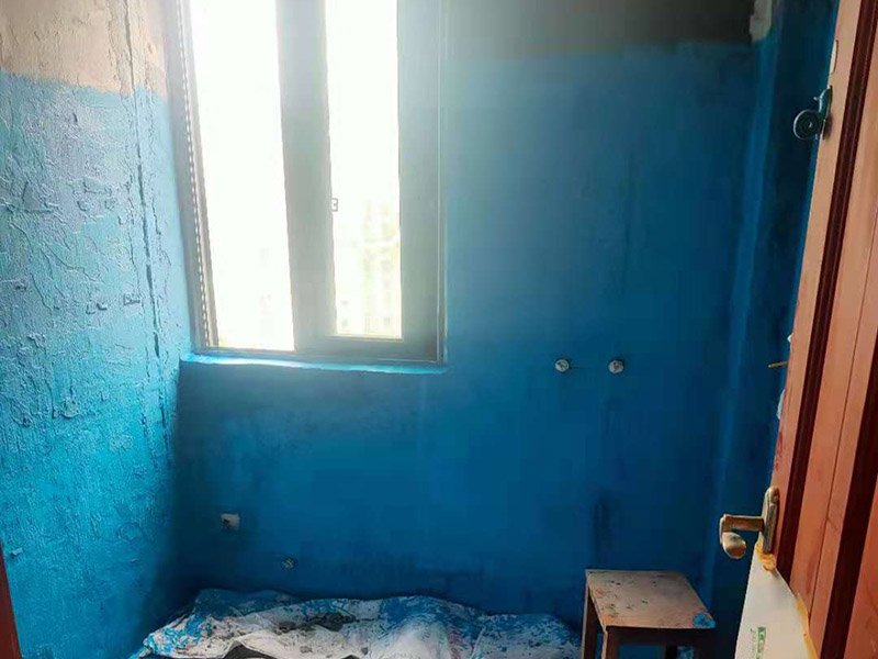 廁所墻面刷防水:廚衛(wèi)空間管道較多，由于上下水流的通過，管道長期震動容易出現(xiàn)裂紋造成滲漏，且建筑沉降時易造成管口松動而導(dǎo)致漏水。 陰陽角要做圓弧形處理，即將L型部位處理成C型，避免涂刷防水材料的時候造成陰角堆積、陽角漏涂等情況. 找平層的施工要注意，在防水層完工至少24h后再進(jìn)行。且找平層的施工不能破壞防水層，特別是防水層為柔韌性防水材料是。避免尖銳碎片在找平層中導(dǎo)致防水層刺穿漏水. 瓷磚膠層不同于普通河沙水泥：普通河沙水泥采用背貼法。形成的是非連續(xù)、有空鼓的粘結(jié)層。而瓷磚膠采用齒型刮板刮成連續(xù)的瓷磚膠粘結(jié)層，且瓷磚膠具有一定柔韌性能抵抗震動和收縮。添加劑中的乳膠粉在粘結(jié)面能形成連續(xù)的聚合物層，不僅提高了粘結(jié)性能，而且具有一定的防水性能。