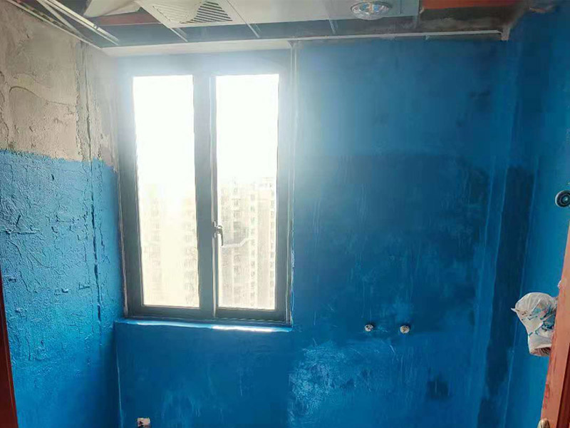 廁所墻面刷防水:廚衛(wèi)空間管道較多，由于上下水流的通過，管道長期震動容易出現(xiàn)裂紋造成滲漏，且建筑沉降時易造成管口松動而導(dǎo)致漏水。 陰陽角要做圓弧形處理，即將L型部位處理成C型，避免涂刷防水材料的時候造成陰角堆積、陽角漏涂等情況. 找平層的施工要注意，在防水層完工至少24h后再進(jìn)行。且找平層的施工不能破壞防水層，特別是防水層為柔韌性防水材料是。避免尖銳碎片在找平層中導(dǎo)致防水層刺穿漏水. 瓷磚膠層不同于普通河沙水泥：普通河沙水泥采用背貼法。形成的是非連續(xù)、有空鼓的粘結(jié)層。而瓷磚膠采用齒型刮板刮成連續(xù)的瓷磚膠粘結(jié)層，且瓷磚膠具有一定柔韌性能抵抗震動和收縮。添加劑中的乳膠粉在粘結(jié)面能形成連續(xù)的聚合物層，不僅提高了粘結(jié)性能，而且具有一定的防水性能。