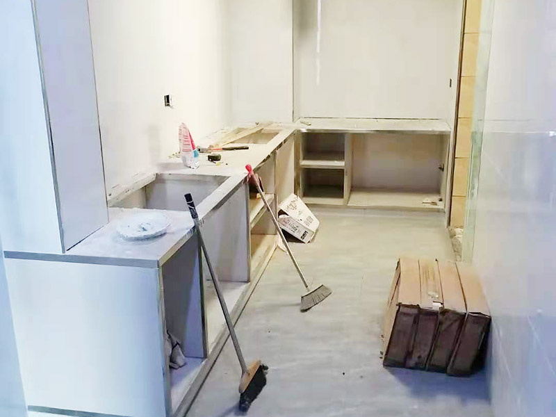 廚房櫥柜定制安裝：初次測量應該在水電改造之前，水電工、工長最好都在場，要結合廚房的水電布局，綜合考慮，是否需要對水電管道進行改裝等。并告知道設計師自己需要的廚電與打算放置的位置。此次測量后，設計師根據廚房空間設計出整體櫥柜的雛形以及廚房的水電改造圖紙。水電施工工人根據圖紙施工。 二次測量的時間一般都在水電改造、墻地磚施工完成之后。這次測量，數據一定要精確，廚電位置與尺寸也要確定下來。設計師需要根據測量結果，出定制櫥柜的最終精確設計圖。