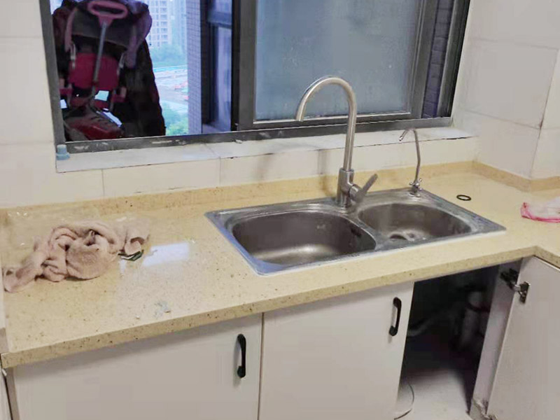 廚房櫥柜定制安裝：初次測量應該在水電改造之前，水電工、工長最好都在場，要結合廚房的水電布局，綜合考慮，是否需要對水電管道進行改裝等。并告知道設計師自己需要的廚電與打算放置的位置。此次測量后，設計師根據廚房空間設計出整體櫥柜的雛形以及廚房的水電改造圖紙。水電施工工人根據圖紙施工。 二次測量的時間一般都在水電改造、墻地磚施工完成之后。這次測量，數據一定要精確，廚電位置與尺寸也要確定下來。設計師需要根據測量結果，出定制櫥柜的最終精確設計圖。