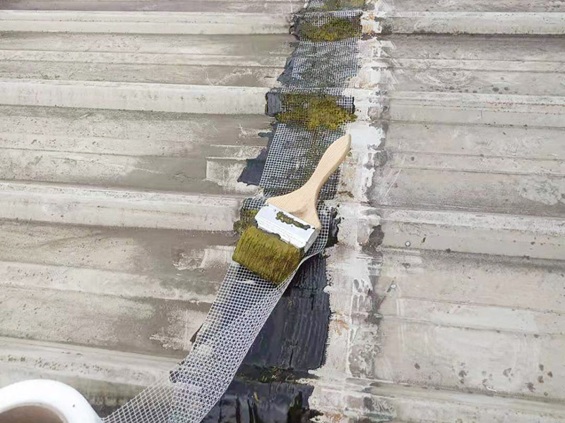 工廠屋頂漏水修補(bǔ)案例:首先要搞明白漏水的原因或地方。一般穿透是屋頂漏水的主要原因，比如混凝土出現(xiàn)裂縫、金屬屋頂出現(xiàn)銹孔等，大家可以根據(jù)屋內(nèi)的水質(zhì)、黑痕或者是霉菌進(jìn)行確定。如果漏水的點(diǎn)比較小，或者是裂縫比較短，可以采取區(qū)域性修補(bǔ)，如果漏水地方比較大、屋頂?shù)牧芽p比較多，可以采取整屋修補(bǔ)。 屋頂表面清潔處理的工具至少包括掃帚，簸箕，一個(gè)或多個(gè)刮刀。要仔細(xì)清除任何一個(gè)可以影響到防水效果的雜物，對(duì)混凝土裂縫我們可以進(jìn)行擴(kuò)增，然后使用工具將裂縫中的污泥清除干凈。 對(duì)屋頂進(jìn)行防水處理: 1、基層潤(rùn)濕：涂刷之前，若基層較干燥，需在基層灑水潤(rùn)濕，以確保涂膜附著強(qiáng)度； 2、大面施工：按照防水涂刷范圍，做第一遍涂膜施工，由墻面涂刷至地面； 3、涂刷厚度：第一遍涂膜不要涂刷過(guò)厚，涂膜厚度在0.5mm左右即可； 4、涂刷后處理：涂膜完成后確保防水施工部位空氣流通，做好防雨措施，并在門(mén)口設(shè)立警示牌，避免涂膜固化前防水涂層遭到破壞。在操作完成后一定要進(jìn)行仔細(xì)的檢測(cè)，尤其墻縫、拐角以及容易積水的地方。