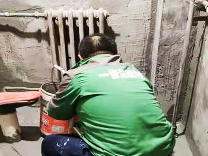 衛(wèi)生間墻地面刷防水：在涂刷防水涂層之前，先要清理墻面和地面。同時(shí)，要用連接的氣泵皮管吹盡陰角處的浮層，要量出防水層的高度并劃出基準(zhǔn)線，刷防水涂料時(shí)要先刷基準(zhǔn)線以下位置，并在墻面和地面連接陰角處刷成八字，上下交叉，交接處接應(yīng)有200mm，不得有漏刷情況出現(xiàn)。 墻角涂刷完成后，沿基準(zhǔn)線涂刷墻體：第一遍涂刷墻面時(shí)，應(yīng)上下縱向涂刷，第二遍涂刷墻體，應(yīng)左右橫向涂刷。 地面防水涂料的涂刷應(yīng)該從房間里側(cè)向門口涂刷，地面水管接口處尤其要仔細(xì)涂刷，不能有任何遺漏。 在涂刷完防水涂料后，不能立刻貼瓷鉆，還必須對(duì)衛(wèi)生間等空間進(jìn)行防水測(cè)試。防水測(cè)試具體辦法是：堵住衛(wèi)生間排水口、地漏等，然后將衛(wèi)生間積水2~3cm。24小時(shí)后到樓下查看是否有水滲漏，一旦發(fā)現(xiàn)有滲水痕跡，必須馬上返工。如果等到墻地磚鋪貼完畢才發(fā)現(xiàn)防水滲漏的問題，則必須將墻地磚全部敲掉重新做防水，這樣的話工程量和損耗會(huì)增大很多。