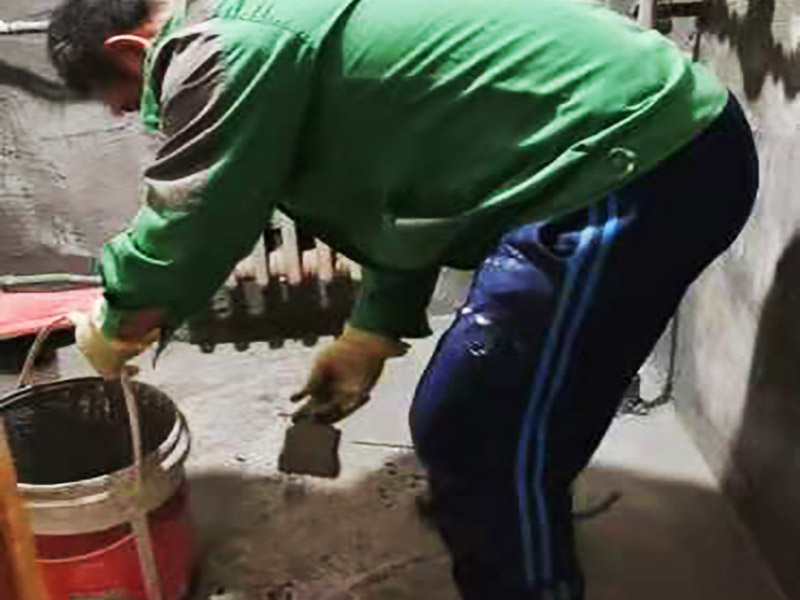 衛(wèi)生間墻地面刷防水：在涂刷防水涂層之前，先要清理墻面和地面。同時(shí)，要用連接的氣泵皮管吹盡陰角處的浮層，要量出防水層的高度并劃出基準(zhǔn)線，刷防水涂料時(shí)要先刷基準(zhǔn)線以下位置，并在墻面和地面連接陰角處刷成八字，上下交叉，交接處接應(yīng)有200mm，不得有漏刷情況出現(xiàn)。 墻角涂刷完成后，沿基準(zhǔn)線涂刷墻體：第一遍涂刷墻面時(shí)，應(yīng)上下縱向涂刷，第二遍涂刷墻體，應(yīng)左右橫向涂刷。 地面防水涂料的涂刷應(yīng)該從房間里側(cè)向門口涂刷，地面水管接口處尤其要仔細(xì)涂刷，不能有任何遺漏。 在涂刷完防水涂料后，不能立刻貼瓷鉆，還必須對(duì)衛(wèi)生間等空間進(jìn)行防水測(cè)試。防水測(cè)試具體辦法是：堵住衛(wèi)生間排水口、地漏等，然后將衛(wèi)生間積水2~3cm。24小時(shí)后到樓下查看是否有水滲漏，一旦發(fā)現(xiàn)有滲水痕跡，必須馬上返工。如果等到墻地磚鋪貼完畢才發(fā)現(xiàn)防水滲漏的問題，則必須將墻地磚全部敲掉重新做防水，這樣的話工程量和損耗會(huì)增大很多。