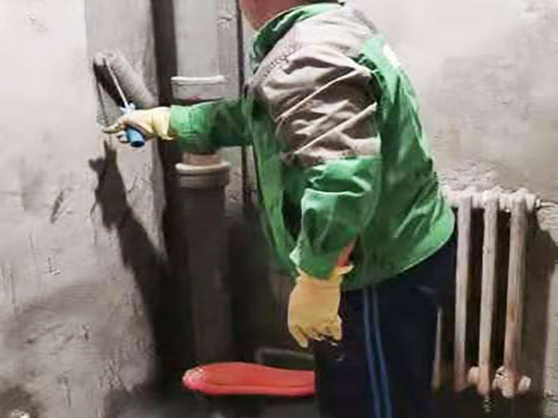 衛(wèi)生間墻地面刷防水：在涂刷防水涂層之前，先要清理墻面和地面。同時(shí)，要用連接的氣泵皮管吹盡陰角處的浮層，要量出防水層的高度并劃出基準(zhǔn)線，刷防水涂料時(shí)要先刷基準(zhǔn)線以下位置，并在墻面和地面連接陰角處刷成八字，上下交叉，交接處接應(yīng)有200mm，不得有漏刷情況出現(xiàn)。 墻角涂刷完成后，沿基準(zhǔn)線涂刷墻體：第一遍涂刷墻面時(shí)，應(yīng)上下縱向涂刷，第二遍涂刷墻體，應(yīng)左右橫向涂刷。 地面防水涂料的涂刷應(yīng)該從房間里側(cè)向門口涂刷，地面水管接口處尤其要仔細(xì)涂刷，不能有任何遺漏。 在涂刷完防水涂料后，不能立刻貼瓷鉆，還必須對(duì)衛(wèi)生間等空間進(jìn)行防水測(cè)試。防水測(cè)試具體辦法是：堵住衛(wèi)生間排水口、地漏等，然后將衛(wèi)生間積水2~3cm。24小時(shí)后到樓下查看是否有水滲漏，一旦發(fā)現(xiàn)有滲水痕跡，必須馬上返工。如果等到墻地磚鋪貼完畢才發(fā)現(xiàn)防水滲漏的問題，則必須將墻地磚全部敲掉重新做防水，這樣的話工程量和損耗會(huì)增大很多。