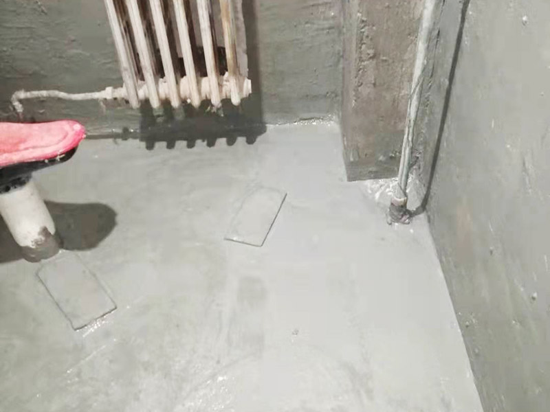 衛(wèi)生間墻地面刷防水：在涂刷防水涂層之前，先要清理墻面和地面。同時(shí)，要用連接的氣泵皮管吹盡陰角處的浮層，要量出防水層的高度并劃出基準(zhǔn)線，刷防水涂料時(shí)要先刷基準(zhǔn)線以下位置，并在墻面和地面連接陰角處刷成八字，上下交叉，交接處接應(yīng)有200mm，不得有漏刷情況出現(xiàn)。 墻角涂刷完成后，沿基準(zhǔn)線涂刷墻體：第一遍涂刷墻面時(shí)，應(yīng)上下縱向涂刷，第二遍涂刷墻體，應(yīng)左右橫向涂刷。 地面防水涂料的涂刷應(yīng)該從房間里側(cè)向門口涂刷，地面水管接口處尤其要仔細(xì)涂刷，不能有任何遺漏。 在涂刷完防水涂料后，不能立刻貼瓷鉆，還必須對(duì)衛(wèi)生間等空間進(jìn)行防水測(cè)試。防水測(cè)試具體辦法是：堵住衛(wèi)生間排水口、地漏等，然后將衛(wèi)生間積水2~3cm。24小時(shí)后到樓下查看是否有水滲漏，一旦發(fā)現(xiàn)有滲水痕跡，必須馬上返工。如果等到墻地磚鋪貼完畢才發(fā)現(xiàn)防水滲漏的問題，則必須將墻地磚全部敲掉重新做防水，這樣的話工程量和損耗會(huì)增大很多。