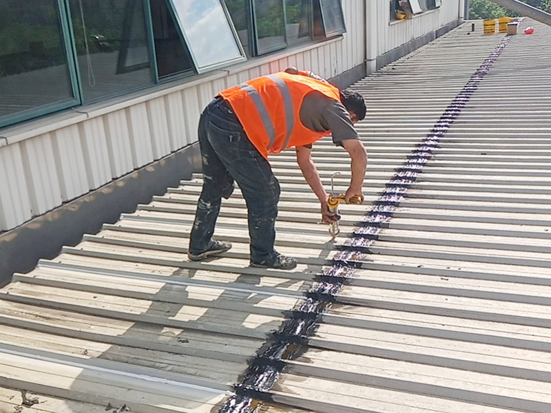 輕鋼瓦屋頂防水打膠:清理基層，施工前要將基層表面的塵土和雜物清理干凈，然后用熱熔法改性瀝青卷材對防水層施工前在水落口、管根、陰陽角等細部先做好附加層。 1、陰雨天氣不能進行防水工作和保溫施工。 2、卷材的防水層質(zhì)量要符合要求，干燥程度要達到一定標準。 3、屋頂?shù)墓战?、天溝和卷材搭接、水落口等?jié)點部位，要鋪貼牢固，要符合屋面防水工程技術(shù)規(guī)范。 4、防水卷材鋪貼時基層和卷材之間的排氣要充分，避免過度拉緊和皺褶。 5、防水卷材鋪貼要順直，要嚴格按照基層的彈標線來施工。 6、鋪設(shè)保溫層時一定要保護好防水層。