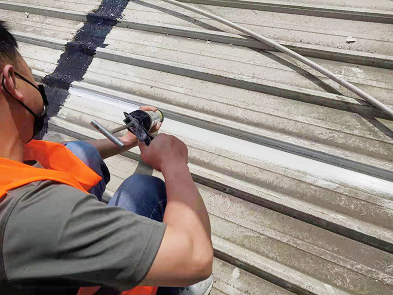 輕鋼瓦屋頂防水打膠:清理基層，施工前要將基層表面的塵土和雜物清理干凈，然后用熱熔法改性瀝青卷材對防水層施工前在水落口、管根、陰陽角等細部先做好附加層。 1、陰雨天氣不能進行防水工作和保溫施工。 2、卷材的防水層質(zhì)量要符合要求，干燥程度要達到一定標準。 3、屋頂?shù)墓战?、天溝和卷材搭接、水落口等?jié)點部位，要鋪貼牢固，要符合屋面防水工程技術(shù)規(guī)范。 4、防水卷材鋪貼時基層和卷材之間的排氣要充分，避免過度拉緊和皺褶。 5、防水卷材鋪貼要順直，要嚴格按照基層的彈標線來施工。 6、鋪設(shè)保溫層時一定要保護好防水層。