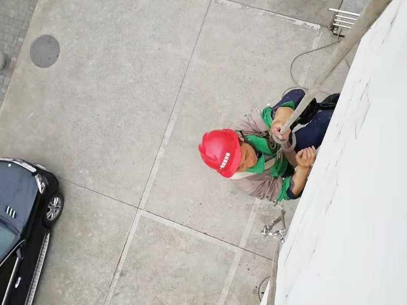 外墻店招拆除安裝：1、搭腳手架，面積比較大的時(shí)候，都是用這種方法比較方便。 2、起重機(jī)起吊，面積不是很大而且是整體安裝的話一般是這種方法好。 3、蜘蛛人吊裝，還有一類是安裝獨(dú)立的招牌字的話一般用蜘蛛人吊裝。 這三種方法也是靈活來(lái)用，有時(shí)候三種都用得上