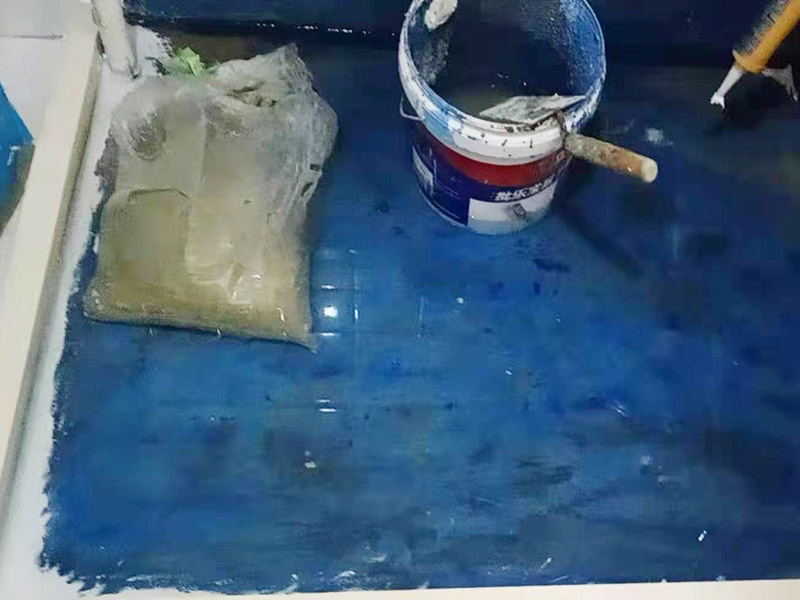 浴室防水裝修：首先要將墻面地面都要清潔干凈，這點(diǎn)非常重要，不能有散沙、土、石塊等干擾基層。如果基層開發(fā)商做的很不好的話，表面還要刷一層界面劑以防止墻面表面起沙。用噴壺將陰角部分和管根部分噴水，噴水的主要目的就是防止墻面吸收了堵漏寶太多的水分，造成堵漏寶沒有和墻面凝結(jié)在一起。那么噴多少水呢，建議以表面沒有明顯積水為宜。刷完以后，將第一遍堵漏上鋪好網(wǎng)格布，主要是防止堵漏初凝以后裂開。然后進(jìn)行第二遍涂刷堵漏，刷完就要進(jìn)行下面柔韌性防水涂刷的步驟了。