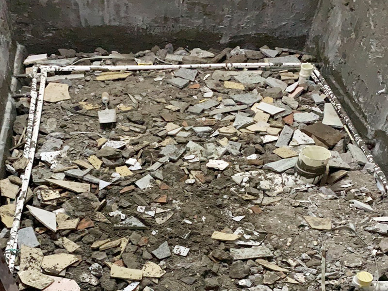 衛(wèi)生間改造閉水試驗(yàn)：將不需要或是不滿意的地方進(jìn)行拆除后，留下的成品需要進(jìn)行施工保護(hù)，防止磕碰到，還可防止被上面的重物或是棱角碰壞。將這些不滿意的地方進(jìn)行拆除，且拆除之后的垃圾也要及時(shí)清理，避免阻礙施工進(jìn)程。做好防水處理也是衛(wèi)生間改造的重要一步。因?yàn)樾l(wèi)生間的水、水蒸氣極其常見，防水做不好極易導(dǎo)致墻面潮濕、發(fā)霉，電路出現(xiàn)問題等的情況。衛(wèi)生間墻面上要做大約30厘米的防水涂料，以防積水浸透墻面，且要保證涂刷厚度均勻，還需要處理好地面和墻面交界處的各類管件的涂刷。待防水處理完全確定后，等待地面干透就可以做后續(xù)的工程了。