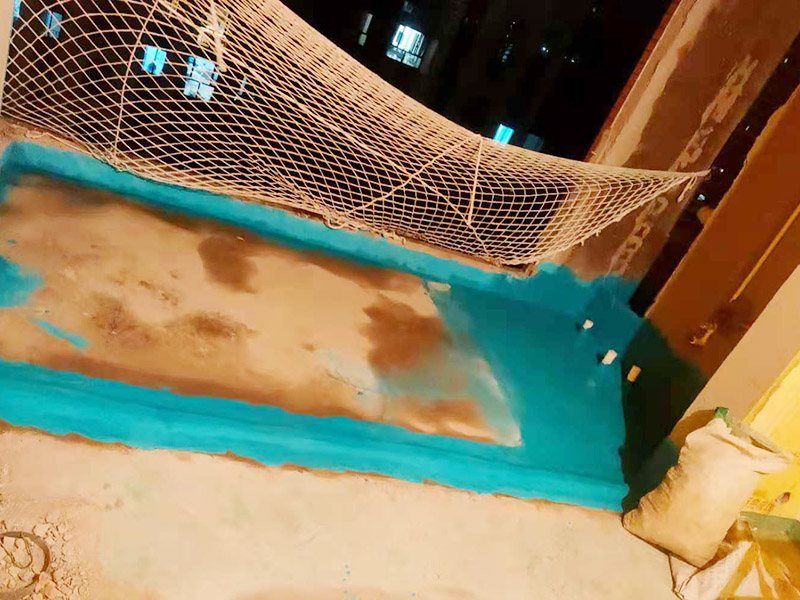 陽(yáng)臺(tái)清理刷防水：在涂刷防水涂層之前，先要清理墻面和地面。同時(shí)，要用連接的氣泵皮管吹盡陰角處的浮層，在涂刷防水涂層之前，要量出防水層的高度并劃出基準(zhǔn)線。刷防水涂料時(shí)要先刷基準(zhǔn)線以下位置，并在墻面和地面連接陰角處刷成八字，上下交叉，交接處接應(yīng)有200mm，不得有漏刷情況出現(xiàn)。
墻角涂刷完成后，沿基準(zhǔn)線涂刷墻體：第一遍涂刷墻面時(shí)，應(yīng)上下縱向涂刷，第二遍涂刷墻體，應(yīng)左右橫向涂刷。
地面防水涂料的涂刷應(yīng)該從房間里側(cè)向門口涂刷，地面水管接口處尤其要仔細(xì)涂刷，不能有任何遺漏。
在涂刷完防水涂料后，不能立刻貼瓷鉆，