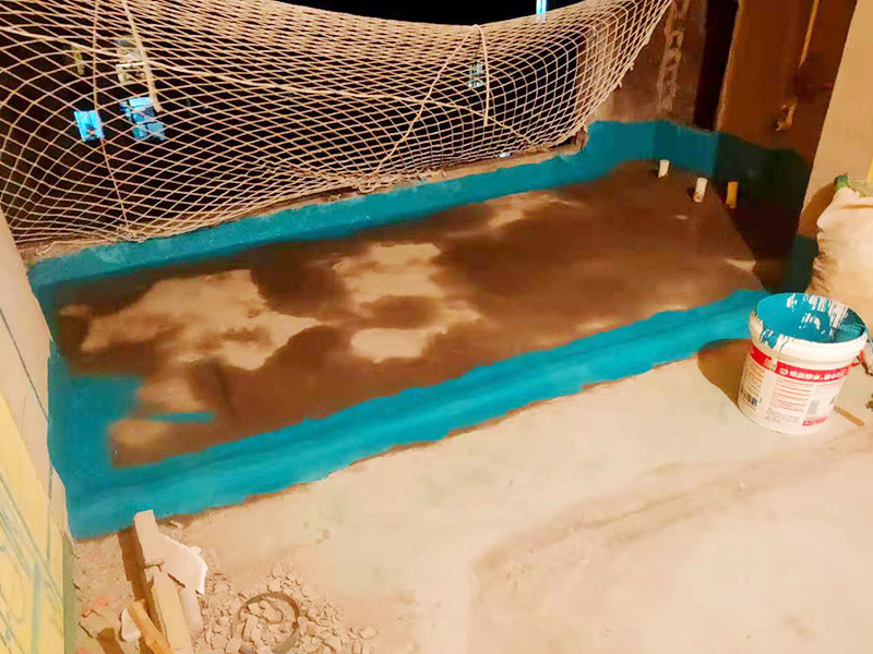 陽(yáng)臺(tái)清理刷防水：在涂刷防水涂層之前，先要清理墻面和地面。同時(shí)，要用連接的氣泵皮管吹盡陰角處的浮層，在涂刷防水涂層之前，要量出防水層的高度并劃出基準(zhǔn)線。刷防水涂料時(shí)要先刷基準(zhǔn)線以下位置，并在墻面和地面連接陰角處刷成八字，上下交叉，交接處接應(yīng)有200mm，不得有漏刷情況出現(xiàn)。
墻角涂刷完成后，沿基準(zhǔn)線涂刷墻體：第一遍涂刷墻面時(shí)，應(yīng)上下縱向涂刷，第二遍涂刷墻體，應(yīng)左右橫向涂刷。
地面防水涂料的涂刷應(yīng)該從房間里側(cè)向門口涂刷，地面水管接口處尤其要仔細(xì)涂刷，不能有任何遺漏。
在涂刷完防水涂料后，不能立刻貼瓷鉆，