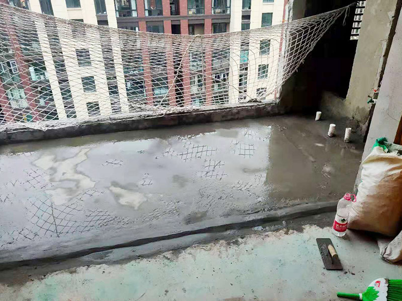 陽(yáng)臺(tái)清理刷防水：在涂刷防水涂層之前，先要清理墻面和地面。同時(shí)，要用連接的氣泵皮管吹盡陰角處的浮層，在涂刷防水涂層之前，要量出防水層的高度并劃出基準(zhǔn)線。刷防水涂料時(shí)要先刷基準(zhǔn)線以下位置，并在墻面和地面連接陰角處刷成八字，上下交叉，交接處接應(yīng)有200mm，不得有漏刷情況出現(xiàn)。 墻角涂刷完成后，沿基準(zhǔn)線涂刷墻體：第一遍涂刷墻面時(shí)，應(yīng)上下縱向涂刷，第二遍涂刷墻體，應(yīng)左右橫向涂刷。 地面防水涂料的涂刷應(yīng)該從房間里側(cè)向門口涂刷，地面水管接口處尤其要仔細(xì)涂刷，不能有任何遺漏。 在涂刷完防水涂料后，不能立刻貼瓷鉆，