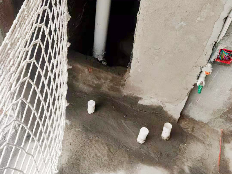 陽(yáng)臺(tái)清理刷防水：在涂刷防水涂層之前，先要清理墻面和地面。同時(shí)，要用連接的氣泵皮管吹盡陰角處的浮層，在涂刷防水涂層之前，要量出防水層的高度并劃出基準(zhǔn)線。刷防水涂料時(shí)要先刷基準(zhǔn)線以下位置，并在墻面和地面連接陰角處刷成八字，上下交叉，交接處接應(yīng)有200mm，不得有漏刷情況出現(xiàn)。 墻角涂刷完成后，沿基準(zhǔn)線涂刷墻體：第一遍涂刷墻面時(shí)，應(yīng)上下縱向涂刷，第二遍涂刷墻體，應(yīng)左右橫向涂刷。 地面防水涂料的涂刷應(yīng)該從房間里側(cè)向門口涂刷，地面水管接口處尤其要仔細(xì)涂刷，不能有任何遺漏。 在涂刷完防水涂料后，不能立刻貼瓷鉆，