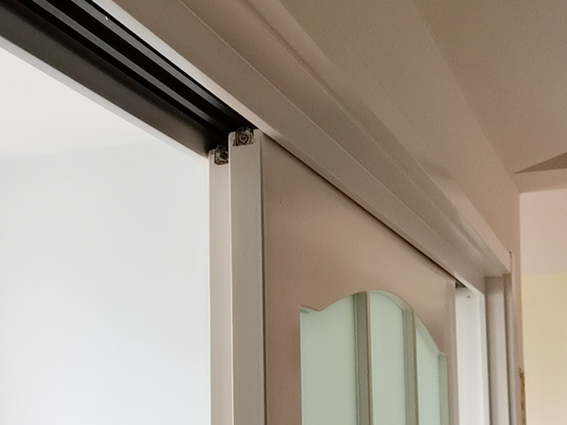 移門維修安裝：吊軌式推拉門的性能和出現(xiàn)的故障：吊軌推拉門主要也是以木門為主，其主要分布在各家隔斷、廚房、衛(wèi)生間等，衣柜里用的很少。這種門子沒有下滑道，只有一根單槽上滑道，下面只安裝了一個定位器，這種門子很好用，順暢無噪音，也很少出現(xiàn)問題。 折疊推拉門的性能和出現(xiàn)的故障：折疊門主要分布在門廳柜、廚房、衛(wèi)生間、儲藏室等，折疊門上、下各有一根單槽滑道，這種門子很容易出現(xiàn)問題，其主要是五金配件老化原因，因為這種門子的配件以塑料為主。