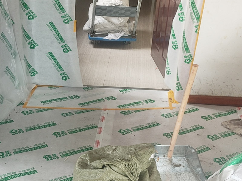 移門維修安裝：吊軌式推拉門的性能和出現(xiàn)的故障：吊軌推拉門主要也是以木門為主，其主要分布在各家隔斷、廚房、衛(wèi)生間等，衣柜里用的很少。這種門子沒有下滑道，只有一根單槽上滑道，下面只安裝了一個定位器，這種門子很好用，順暢無噪音，也很少出現(xiàn)問題。 折疊推拉門的性能和出現(xiàn)的故障：折疊門主要分布在門廳柜、廚房、衛(wèi)生間、儲藏室等，折疊門上、下各有一根單槽滑道，這種門子很容易出現(xiàn)問題，其主要是五金配件老化原因，因為這種門子的配件以塑料為主。