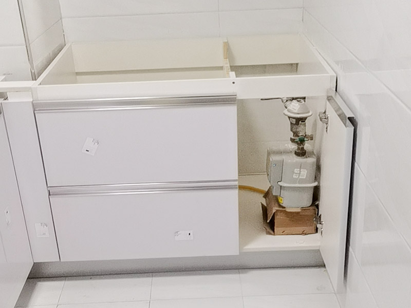 櫥柜安裝案例：安裝地柜前，工人應(yīng)該對(duì)廚房地面進(jìn)行清掃，以便準(zhǔn)確測(cè)量地面水平。安裝時(shí)如果櫥柜與地面不能達(dá)到水平，櫥柜柜門的縫隙就無法平衡，安裝工人使用水平尺對(duì)地面、墻面進(jìn)行測(cè)量后就能了解地面水平情況，最后調(diào)整櫥柜水平。 地柜安裝完畢后則可以進(jìn)行吊柜安裝，安裝吊柜時(shí)，為了保證膨脹螺栓的水平，需要在墻面畫出水平線，一般情況下水平線與臺(tái)面的距離為650毫米，我們可以根據(jù)自身身高的情況，向工人提出地柜與吊柜之間距離的調(diào)整，以方便日后使用。