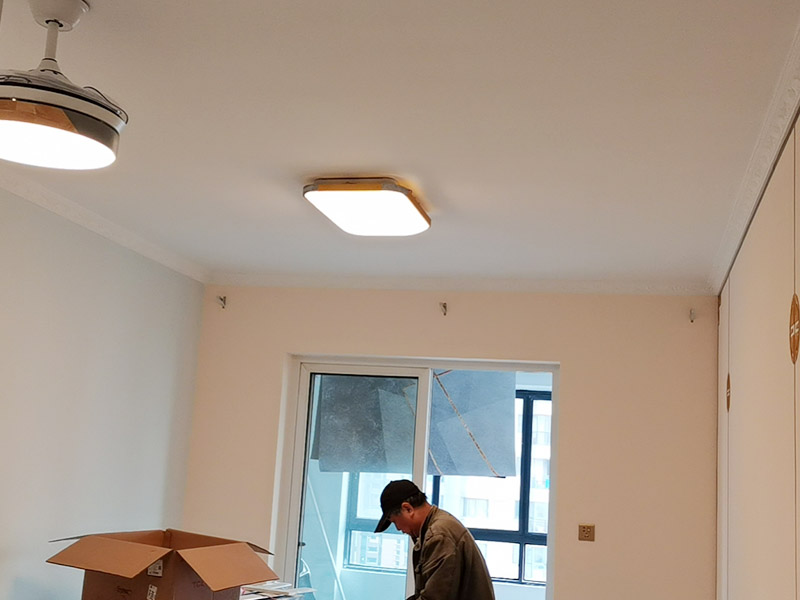 燈具安裝：開始進(jìn)行房頂?shù)臏y量，進(jìn)行找中就是房間的正中，一般都有房屋基礎(chǔ)留的電線盒，但是他只是大概的中，需要我們進(jìn)行南北東西的測量找出房頂?shù)恼?。用鉛筆畫上記號。將燈具的固定底座的中心與房頂找的中心重合，然后底座固定的點位就是固定螺栓的點位，然后打眼，打眼現(xiàn)在一般的重的燈（超過10斤）/客廳燈用鐵膨脹螺栓10號轉(zhuǎn)頭打眼；如果是比較輕的燈用塑料脹管即可8號轉(zhuǎn)頭打眼。