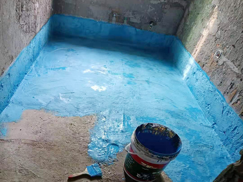 衛(wèi)生間墻地面刷防水：在涂刷防水涂層之前，先要清理墻面和地面。同時(shí)，要用連接的氣泵皮管吹盡陰角處的浮層，要量出防水層的高度并劃出基準(zhǔn)線，刷防水涂料時(shí)要先刷基準(zhǔn)線以下位置，并在墻面和地面連接陰角處刷成八字，上下交叉，交接處接應(yīng)有200mm，不得有漏刷情況出現(xiàn)。 墻角涂刷完成后，沿基準(zhǔn)線涂刷墻體：第一遍涂刷墻面時(shí)，應(yīng)上下縱向涂刷，第二遍涂刷墻體，應(yīng)左右橫向涂刷。地面防水涂料的涂刷應(yīng)該從房間里側(cè)向門(mén)口涂刷，地面水管接口處尤其要仔細(xì)涂刷，不能有任何遺漏。 在涂刷完防水涂料后，不能立刻貼瓷鉆，還必須對(duì)衛(wèi)生間等空間進(jìn)行防水測(cè)試。