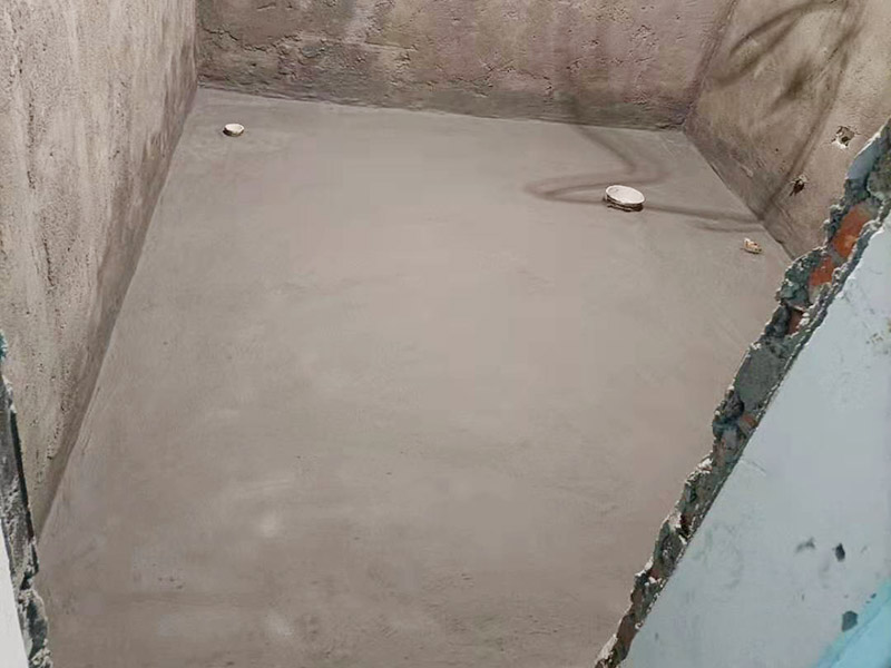 衛(wèi)生間墻地面刷防水：在涂刷防水涂層之前，先要清理墻面和地面。同時(shí)，要用連接的氣泵皮管吹盡陰角處的浮層，要量出防水層的高度并劃出基準(zhǔn)線，刷防水涂料時(shí)要先刷基準(zhǔn)線以下位置，并在墻面和地面連接陰角處刷成八字，上下交叉，交接處接應(yīng)有200mm，不得有漏刷情況出現(xiàn)。 墻角涂刷完成后，沿基準(zhǔn)線涂刷墻體：第一遍涂刷墻面時(shí)，應(yīng)上下縱向涂刷，第二遍涂刷墻體，應(yīng)左右橫向涂刷。地面防水涂料的涂刷應(yīng)該從房間里側(cè)向門(mén)口涂刷，地面水管接口處尤其要仔細(xì)涂刷，不能有任何遺漏。 在涂刷完防水涂料后，不能立刻貼瓷鉆，還必須對(duì)衛(wèi)生間等空間進(jìn)行防水測(cè)試。