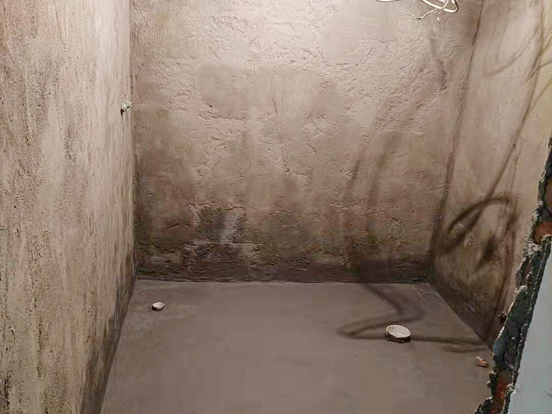 衛(wèi)生間墻地面刷防水：在涂刷防水涂層之前，先要清理墻面和地面。同時(shí)，要用連接的氣泵皮管吹盡陰角處的浮層，要量出防水層的高度并劃出基準(zhǔn)線，刷防水涂料時(shí)要先刷基準(zhǔn)線以下位置，并在墻面和地面連接陰角處刷成八字，上下交叉，交接處接應(yīng)有200mm，不得有漏刷情況出現(xiàn)。 墻角涂刷完成后，沿基準(zhǔn)線涂刷墻體：第一遍涂刷墻面時(shí)，應(yīng)上下縱向涂刷，第二遍涂刷墻體，應(yīng)左右橫向涂刷。地面防水涂料的涂刷應(yīng)該從房間里側(cè)向門(mén)口涂刷，地面水管接口處尤其要仔細(xì)涂刷，不能有任何遺漏。 在涂刷完防水涂料后，不能立刻貼瓷鉆，還必須對(duì)衛(wèi)生間等空間進(jìn)行防水測(cè)試。