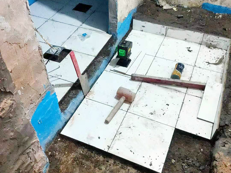 地面貼磚維修：干鋪法：首先要把基層用水澆濕，除去雜物和浮沙。再抹結(jié)合層，需要注意的是要使用1：3的干性水泥漿，按照水平線探鋪平整，然后再把磚放在沙漿上用膠皮錘振實。這時再把地面磚取下澆抹水泥漿，然后把地面磚放實振平就可以了。采用干鋪法可以有效地避免鋪裝過程中造成的空鼓、氣泡等現(xiàn)象發(fā)生。但是干鋪法的技術(shù)含量比較高，所以費用也會比較貴。 濕鋪法，這種鋪貼方法與干鋪法不同之處在于將1：3的干性水泥漿替換成水泥沙漿和普通水。需要注意的是這種鋪貼法在鋪貼過程中容易產(chǎn)生氣泡和空鼓，這樣就會影響地磚的使用壽命。也是因為這種原因使其價格便宜，操作簡單。