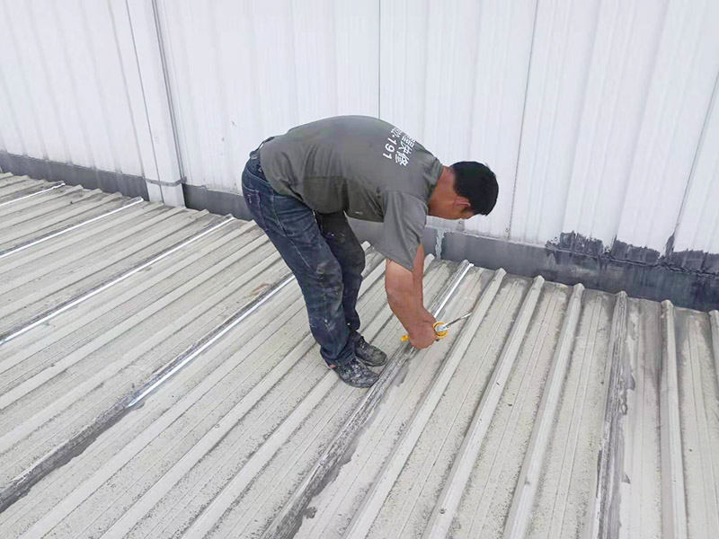 屋面防水打膠維修：1．一般在在干燥基面上施工防水涂料前應先濕潤基面至無明水為準，若基面潮濕但無明水可直接施工。 2．按配比先將防水漿料乳液倒入拌料桶中，然后再將粉料倒入，充分攪拌至均勻、無料粒糊狀，靜置十分鐘后再攪拌一下，效果更佳。