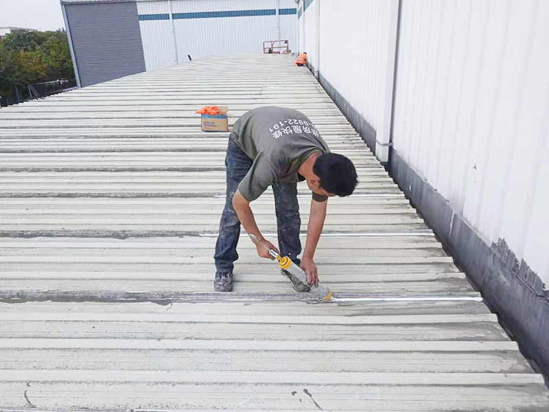 屋面防水打膠維修：1．一般在在干燥基面上施工防水涂料前應先濕潤基面至無明水為準，若基面潮濕但無明水可直接施工。 2．按配比先將防水漿料乳液倒入拌料桶中，然后再將粉料倒入，充分攪拌至均勻、無料粒糊狀，靜置十分鐘后再攪拌一下，效果更佳。