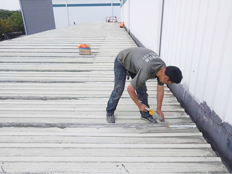 屋面防水打膠維修：1．一般在在干燥基面上施工防水涂料前應先濕潤基面至無明水為準，若基面潮濕但無明水可直接施工。 2．按配比先將防水漿料乳液倒入拌料桶中，然后再將粉料倒入，充分攪拌至均勻、無料粒糊狀，靜置十分鐘后再攪拌一下，效果更佳。