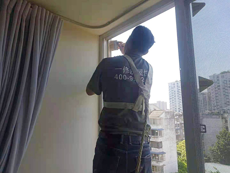 門窗漏水維修：首先將窗框與墻之間縫隙內(nèi)的所有填充物都要剔除干凈，然后還用吹風(fēng)機(jī)吹掃干凈。接著就是使用發(fā)泡膠來填縫，注意盡量把縫隙的填滿保證密實。這樣就把窗框和洞口之間的縫隙封閉起來，以此防止漏水。