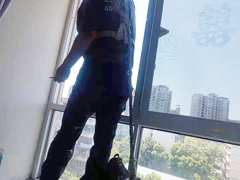 門窗漏水維修：首先將窗框與墻之間縫隙內(nèi)的所有填充物都要剔除干凈，然后還用吹風(fēng)機(jī)吹掃干凈。接著就是使用發(fā)泡膠來填縫，注意盡量把縫隙的填滿保證密實。這樣就把窗框和洞口之間的縫隙封閉起來，以此防止漏水。