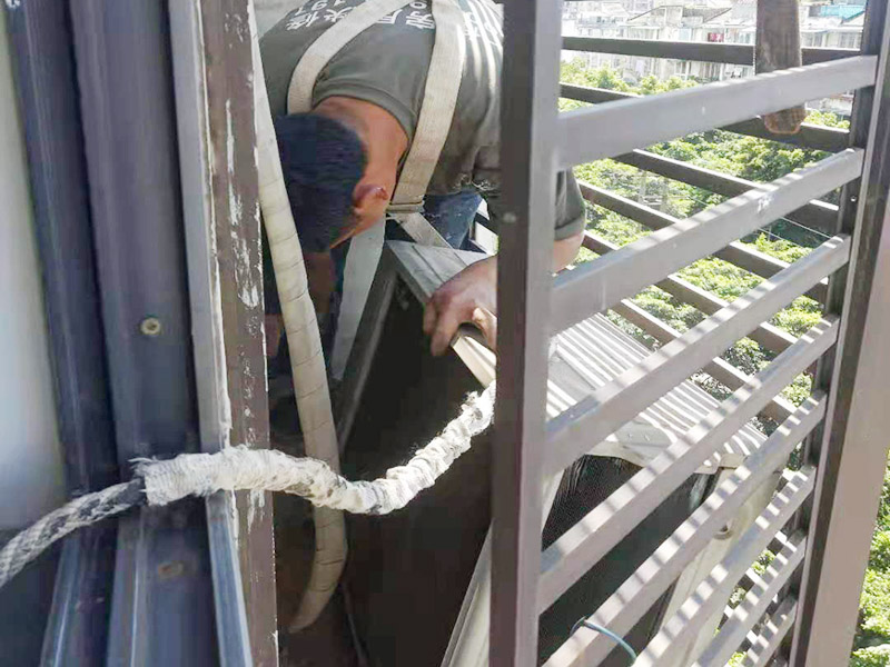 空調(diào)外機墻面維修：墻面修補，一定要做好基層的處理，如果您家是二次裝修墻面時，沒有將以前的老墻的墻皮鏟除干凈，或者是只鏟除了表層的膩子，那么修補墻面時，是會遺留下高低不平的部分墻皮的，此后，要是接著上刷界面劑或者膩子，那么很可能就會導(dǎo)致新刷的墻面出現(xiàn)開裂的情況。舊房要是在長期使用中受到了來自外界的沖擊或者震動，是有可能造成局部墻面基層與墻體脫離的。 在修補墻面的時候，要是發(fā)現(xiàn)墻面出現(xiàn)滲水或者發(fā)霉的情況，是可以直接更換水管的，或者是進行修補，具體的操作方法是，先關(guān)閉上閥門，把水源斷開后，然后將水龍頭打開至合