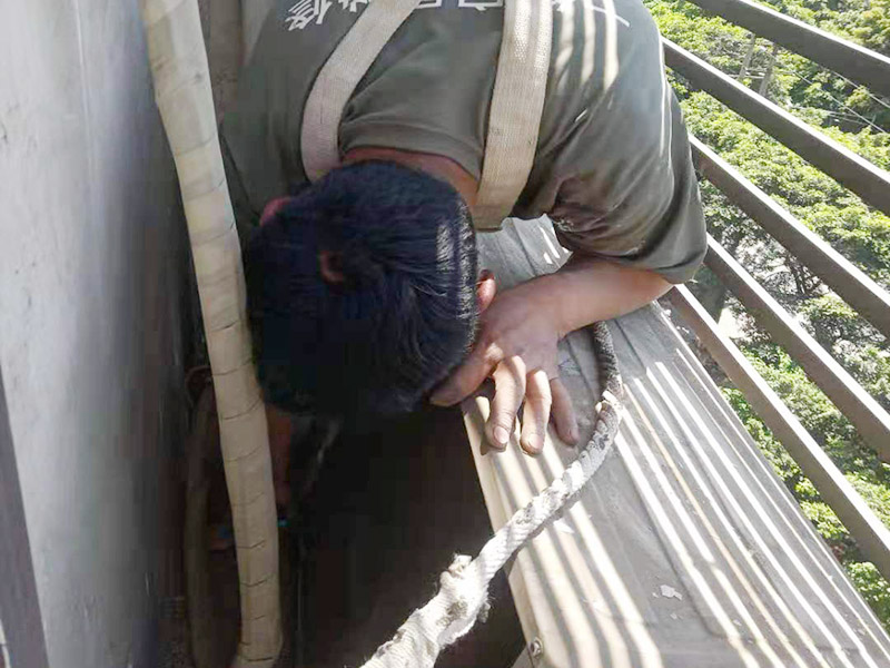 空調(diào)外機墻面維修：墻面修補，一定要做好基層的處理，如果您家是二次裝修墻面時，沒有將以前的老墻的墻皮鏟除干凈，或者是只鏟除了表層的膩子，那么修補墻面時，是會遺留下高低不平的部分墻皮的，此后，要是接著上刷界面劑或者膩子，那么很可能就會導(dǎo)致新刷的墻面出現(xiàn)開裂的情況。舊房要是在長期使用中受到了來自外界的沖擊或者震動，是有可能造成局部墻面基層與墻體脫離的。 在修補墻面的時候，要是發(fā)現(xiàn)墻面出現(xiàn)滲水或者發(fā)霉的情況，是可以直接更換水管的，或者是進行修補，具體的操作方法是，先關(guān)閉上閥門，把水源斷開后，然后將水龍頭打開至合